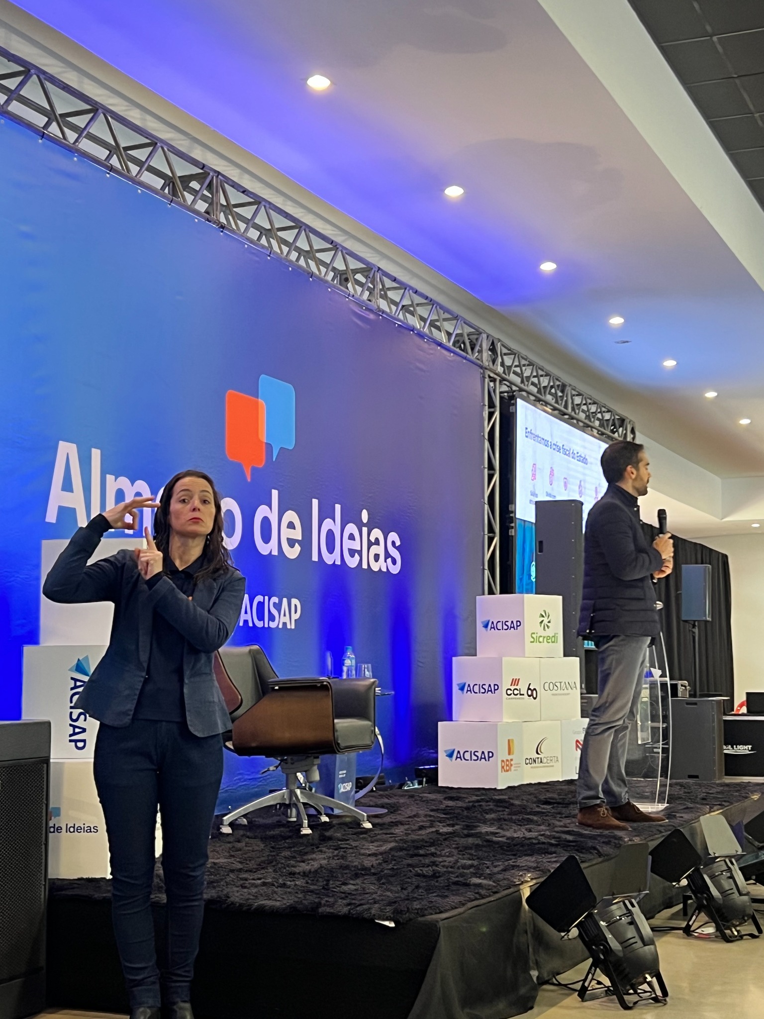 Mariele interpretando em evento no palco