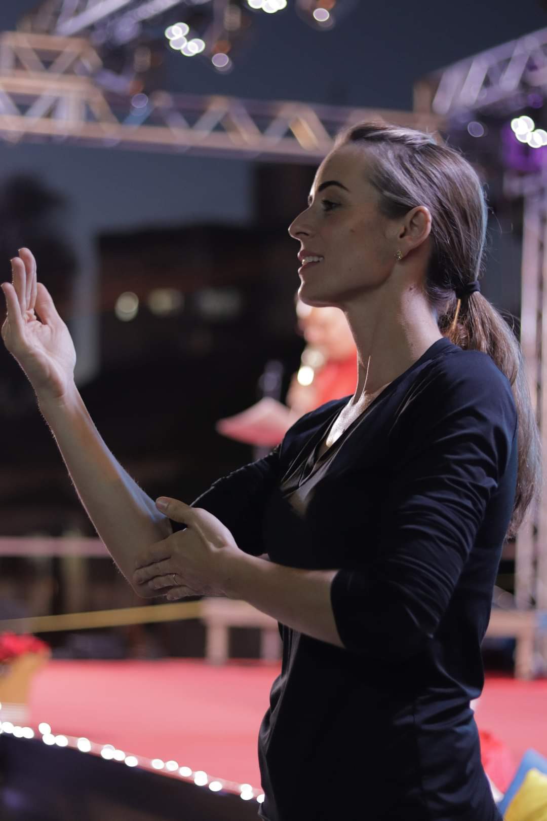 Mariele interpretando Libras em evento